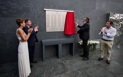 ETAk hildako nafarren zerrenda jarri dute Nafarroako Parlamentuan