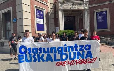 Osasungintza euskaldunaren aldeko manifestuaren aldarriak mahaigaineratu eta mobilizatzeko deia egin dute