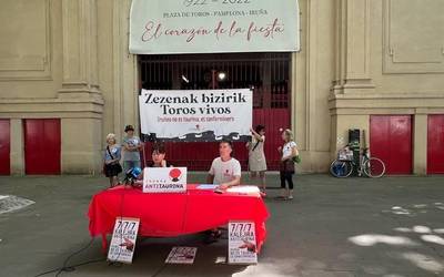 Zezenak bizirik dituen sanferminak aldarrikatuko ditu Iruñea Antitaurinoak