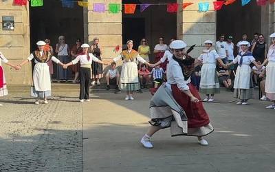 Herritarren txalo artean estreinatu dute zigor-dantza eguneratua