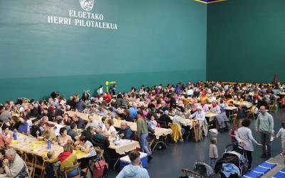 Herri Eguneko bazkaria da ekitaldi jendetsuena