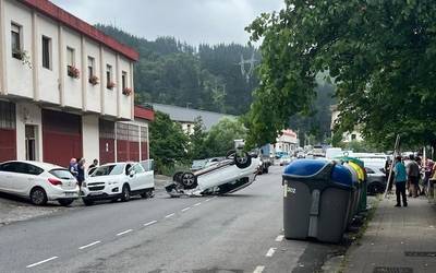 Aranburuzabala kalean auto bat iraulita