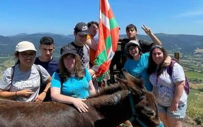 Aiaraldea zeharkatu du asto-zirku ibilaldiak