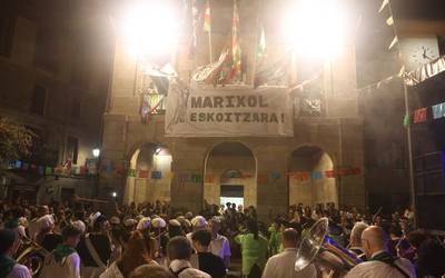 Danborradan 'Marixol Eskoitzara!' pankarta jarri izana salatu du Eskoriatzako EAJk