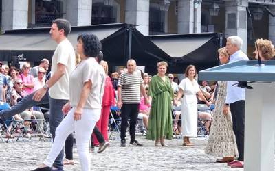 Gipuzkoako ordezkariak "lotu" dituen ohorezko soka dantzan izan da Azkoitia ere