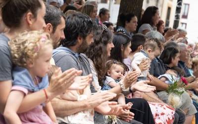 Dantzan egin diete ongietorria Aramaioko jaioberriei
