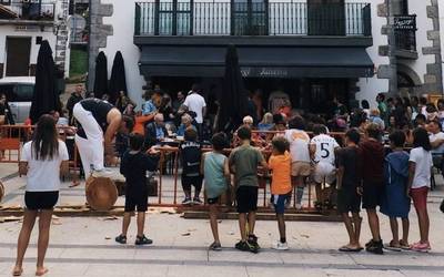 Aiako Jauregi taberna herri kirolez eta musikaz lepo egongo da tabernaren lehenengo urteurrena ospatzeko