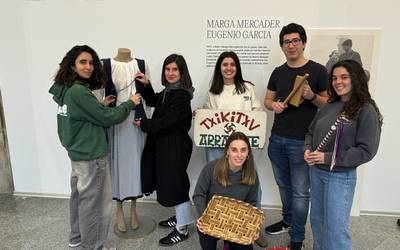 Txikitxu-Arrostaitzek urteurreneko zapiak, kamisetak eta jertseak jarri ditu salgai