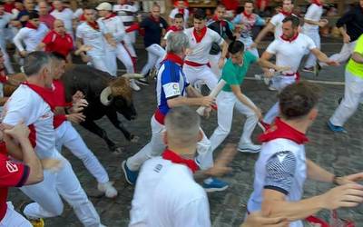 Azkarra, bizia eta arriskutsua izan da estraineko zezenen entzierroa