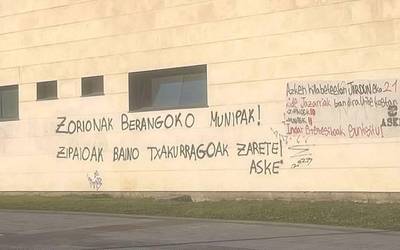 EAJko politikarien eta udaltzaingoaren kontra eskualdean agertu diren pintadak salatu ditu Iñigo Ansolak