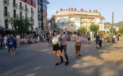Jazz eta swing doinuekin dantza egiteko gonbidapena
