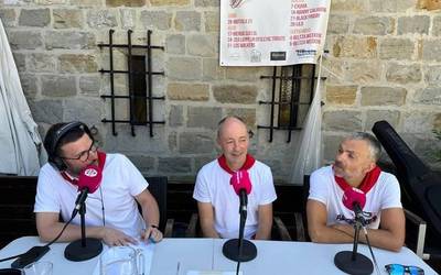 Mikel Juaniz eta Jose Luis Larraburu (La Pamplonesa): “Jende xelebrea hurbiltzen zaigu dianetara, baina beti errespetuz”