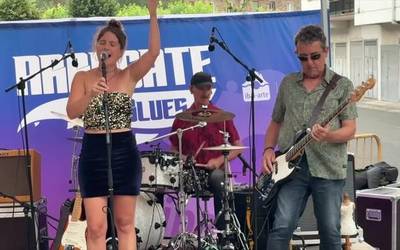 Energia handiko rhythm and blues saioa eman du Slow Times Blues Band taldeak Zigarrolan