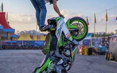 Moto topaketa zapatuan, moto akrobazien ikuskizun eta guzti