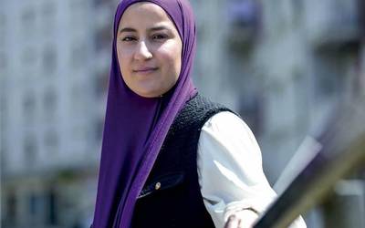 Hafsa Fenehara: "Atzerritarra izateak bezeroen tokian jartzea errazten dit"