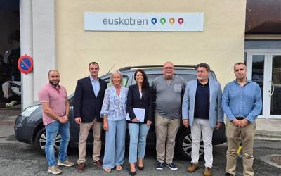 Euskotrenen autobus flotaren erdia berrituko dutela iragarri du diputatuak Zumaiara egindako bisitan