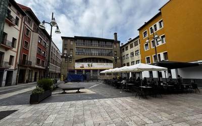 Correos zaharra botatzeko proiektua lehiaketa publikora atera dute