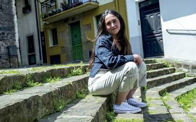 Sara Uribe-Etxeberria: "Deserosoa izan behar du idatzitakoa partekatzeko momentuak"