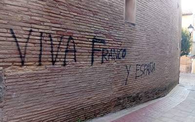 'Viva Franco y España' idatzirik topatu dute Beterri peñako kideek haien egoitzako pareta