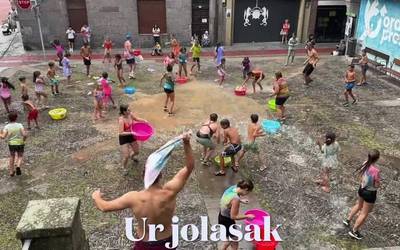 Majo ibili ziren zikin-jolasekin eta ur-jolasekin