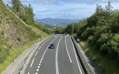 Furgoneta baten eta bi autoren arteko istripua izan da Azkarate mendatean