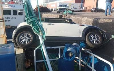 'Beti San Luis' Orioko arrantzontzira erori da ibilgailu bat Gijongo portuan