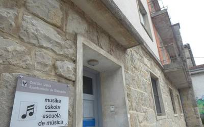 Olaztiko musika eskolan saxofoi irakaslea behar da