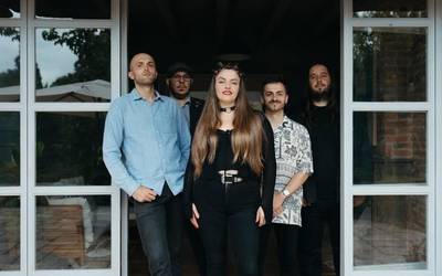 Blues eta rock doinuak emakumeen eskutik igandean, Urzainkin