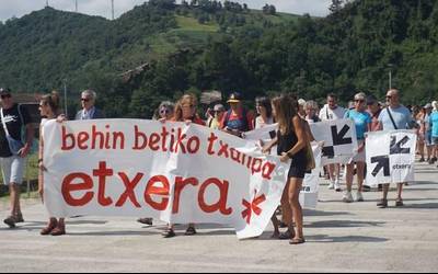 Euskal preso eta iheslariak "etxean" nahi dituztela aldarrikatu dute gaur Orioko hondartzan