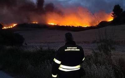 Nafarroako Gobernuak nekazaritza, basogintza eta makineria astuneko lanak debekatu ditu suteak prebenitzeko