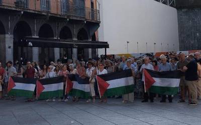 Gazako genozidioaren salaketa plazara eraman dute hainbat herritarrek
