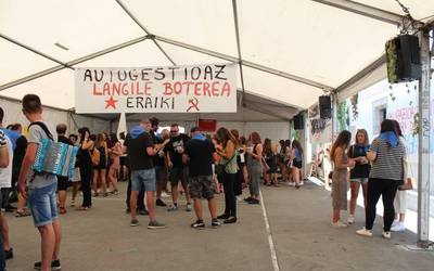 Azkoitiko txosnak; hartu-emanen eredu berriak eraiki nahian