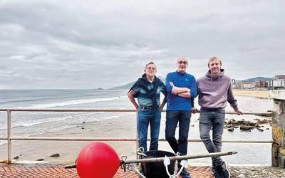 "Pena litzateke enpresen esku uztea Zarauzko estropadan balizak jartzearen lana"