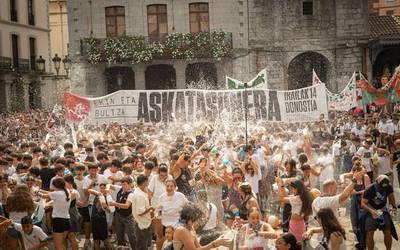Festa-giro goria piztu du Laudioko txupinazoak, palestinar herria gogoan