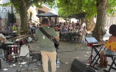 Plaza Zaharra bete egin zuen Aiama Music taldeak