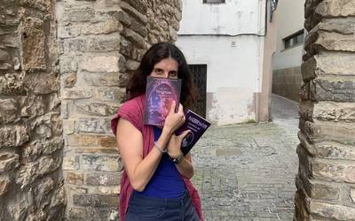 Laura Mars: "Fantasia idaztean koherentea izan behar duzu; bestela dena eroriko zaizu"