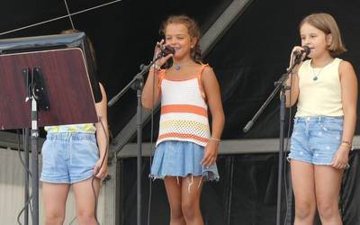 Karaokea plazan Kiliklon taldearekin
