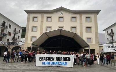 Domeka gauean txosnaguneetan jazotako erasoak salatu dituzte