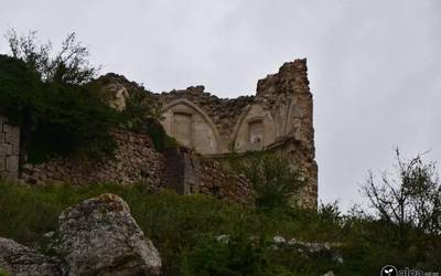 Toloño atarian, harri arrosak