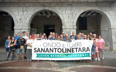 San Antolin euskaldunak bultzatzeko argazkia egin dute gaur