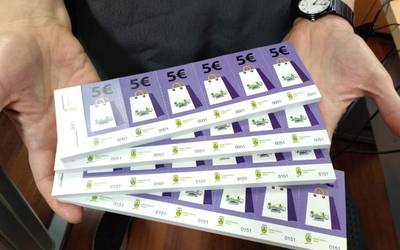 Bonuen salmenta hasi aurretik, ongi-etorri jaia antolatu dute Axtrokiko merkatariek