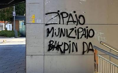 Udaltzaingoaren kontrako pintadak errefusatu ditu Berangoko Udalak