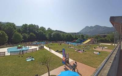 Matxura konponduta, normaltasunez irekiko dute gaur Elorrioko Elizaldeko igerilekua