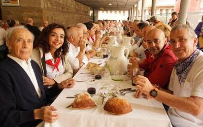 Ehunka kofrade bildu dira elizako arkupeetan, Laudioko jaiak ospatu eta agurtzeko