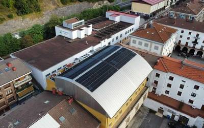 Arkupeko eguzki plakak jarrita, Kurtzebarri eskolako lanekin hastear