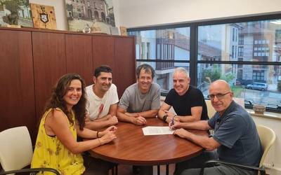71 eguzki-plaka jarriko dituzte Luis Ezeiza eskolako teilatuan