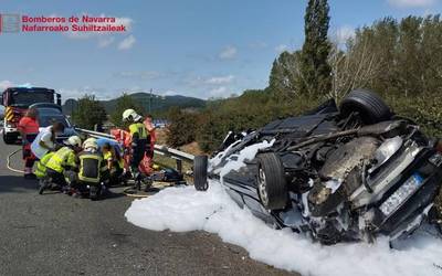 Bi gazte larri zauritu ziren auto istripu batean