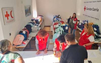 Debagoieneko Gurutze Gorriak zaurgarritasun egoeran dauden 216 ikasleri eman die eskola-materiala