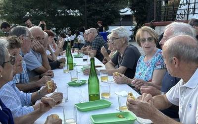 400 bat pintxo salduta, Anelkar elkarteak 1219 euro batu ditu Elkartasun Jaian