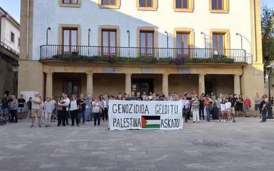 Palestinako genozidioa geratzeko elkarretaratzea herriko plazan